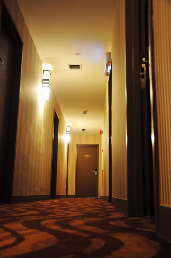 Hotel Zamburger Victory City Джохор Бахру Екстериор снимка